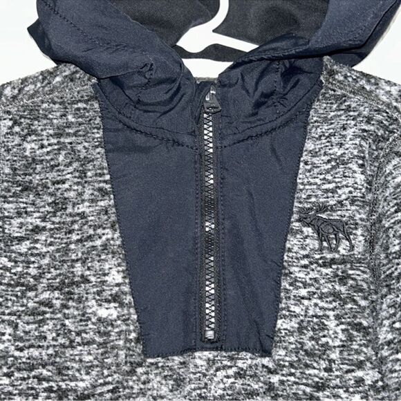 Abercrombie Kids Boys Gray and Black Hoodie(Size 3/4) - Picture 3 of 8